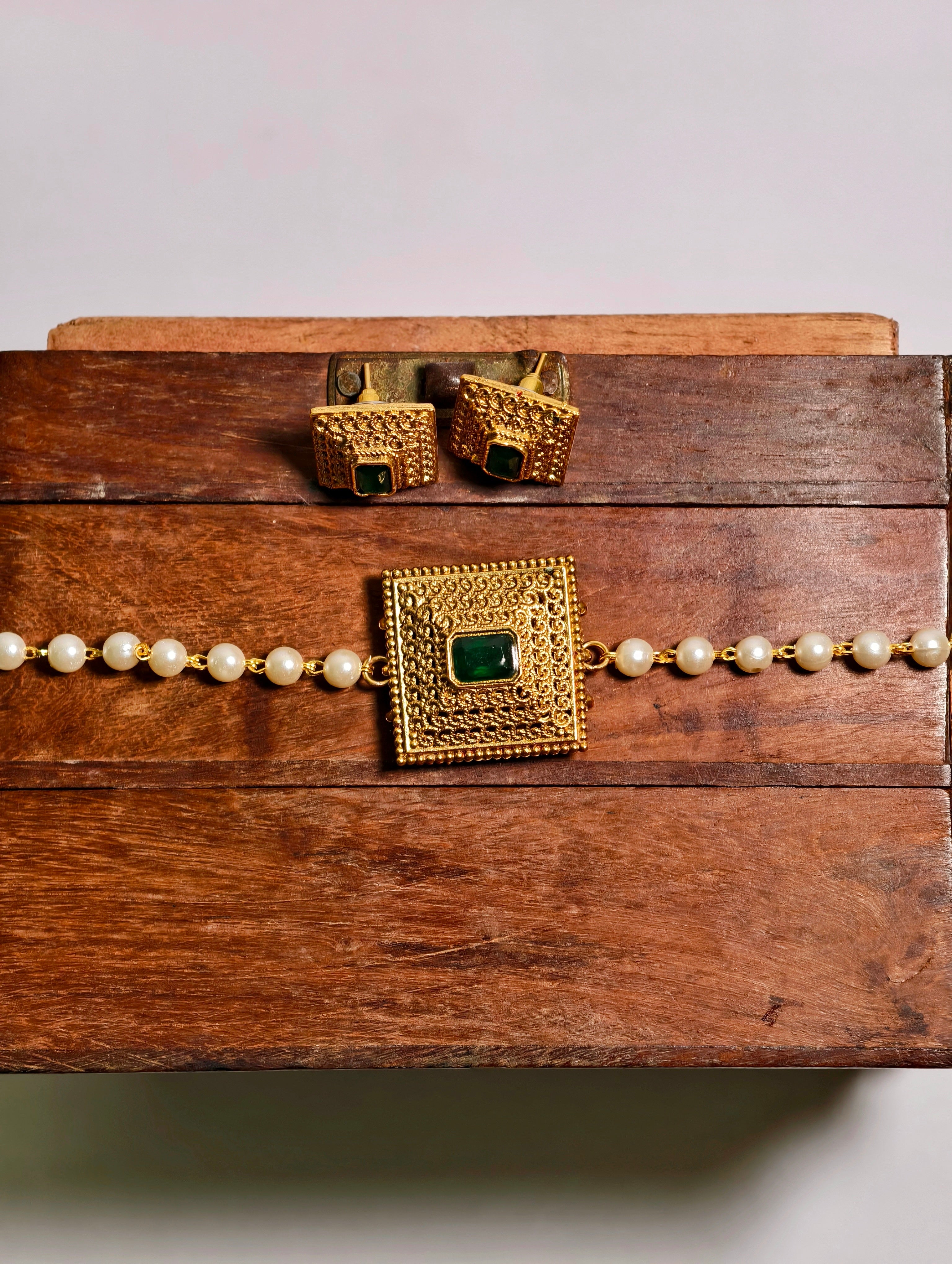 Square pendant Choker with white and gold beads| GJNS