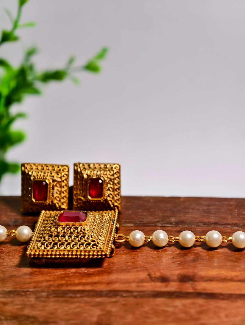 Square pendant Choker with white and gold beads| GJNS