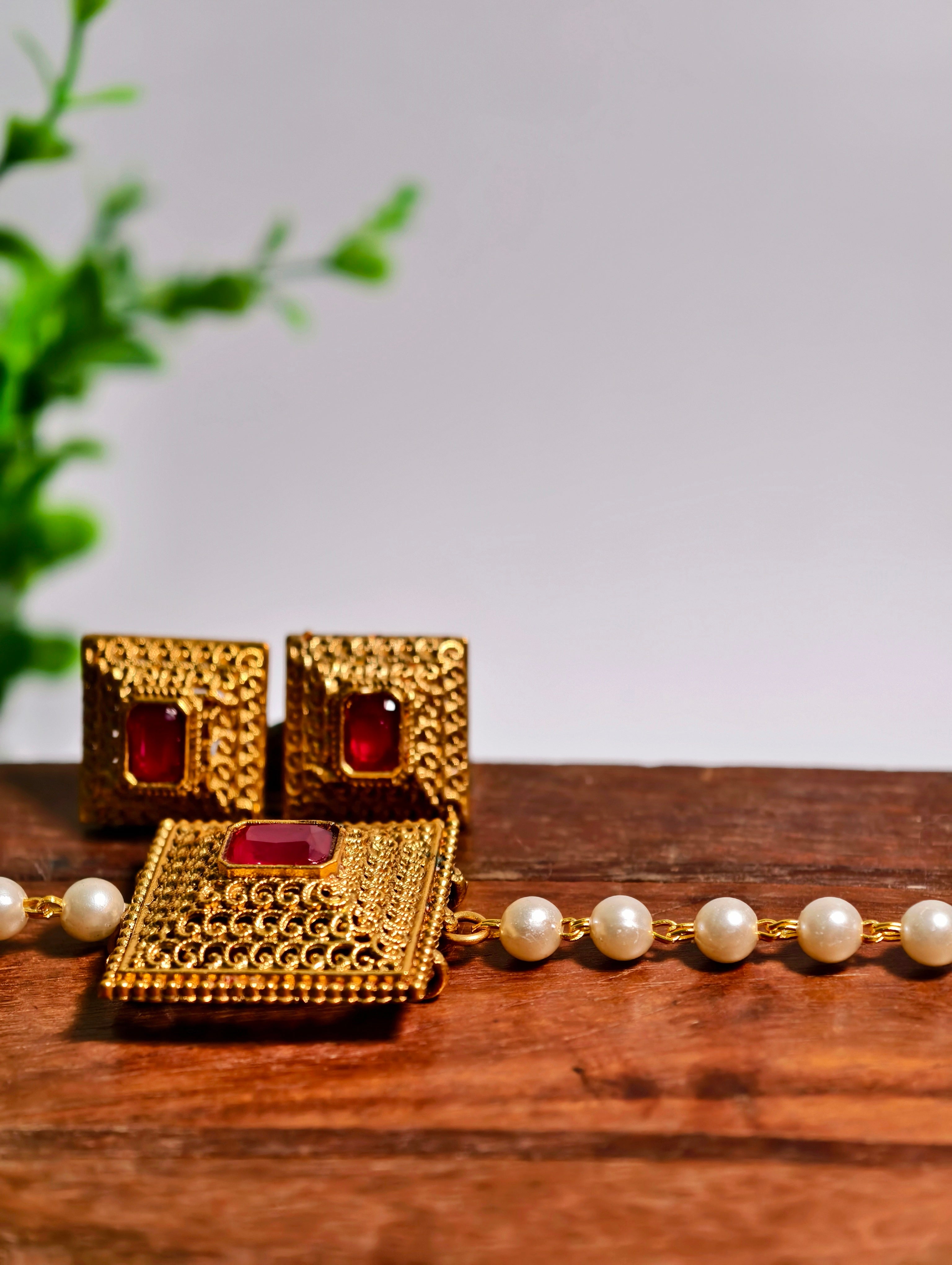 Square pendant Choker with white and gold beads| GJNS