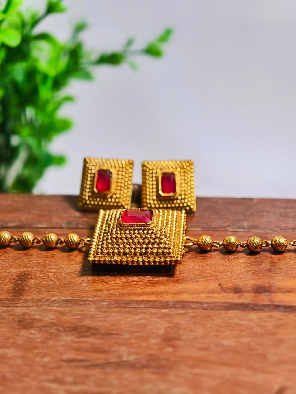 Square pendant Choker with white and gold beads| GJNS