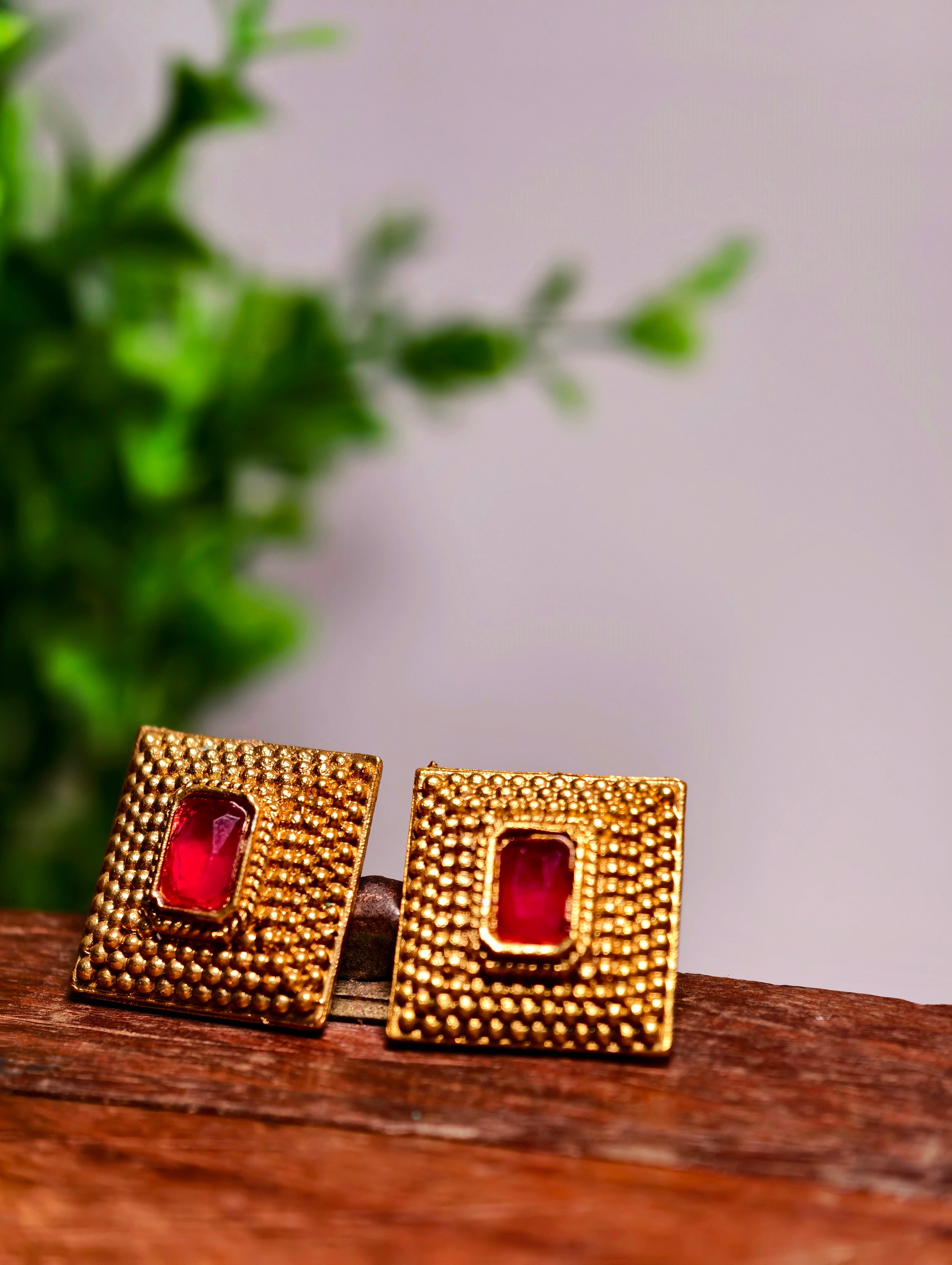 Square pendant Choker with white and gold beads| GJNS