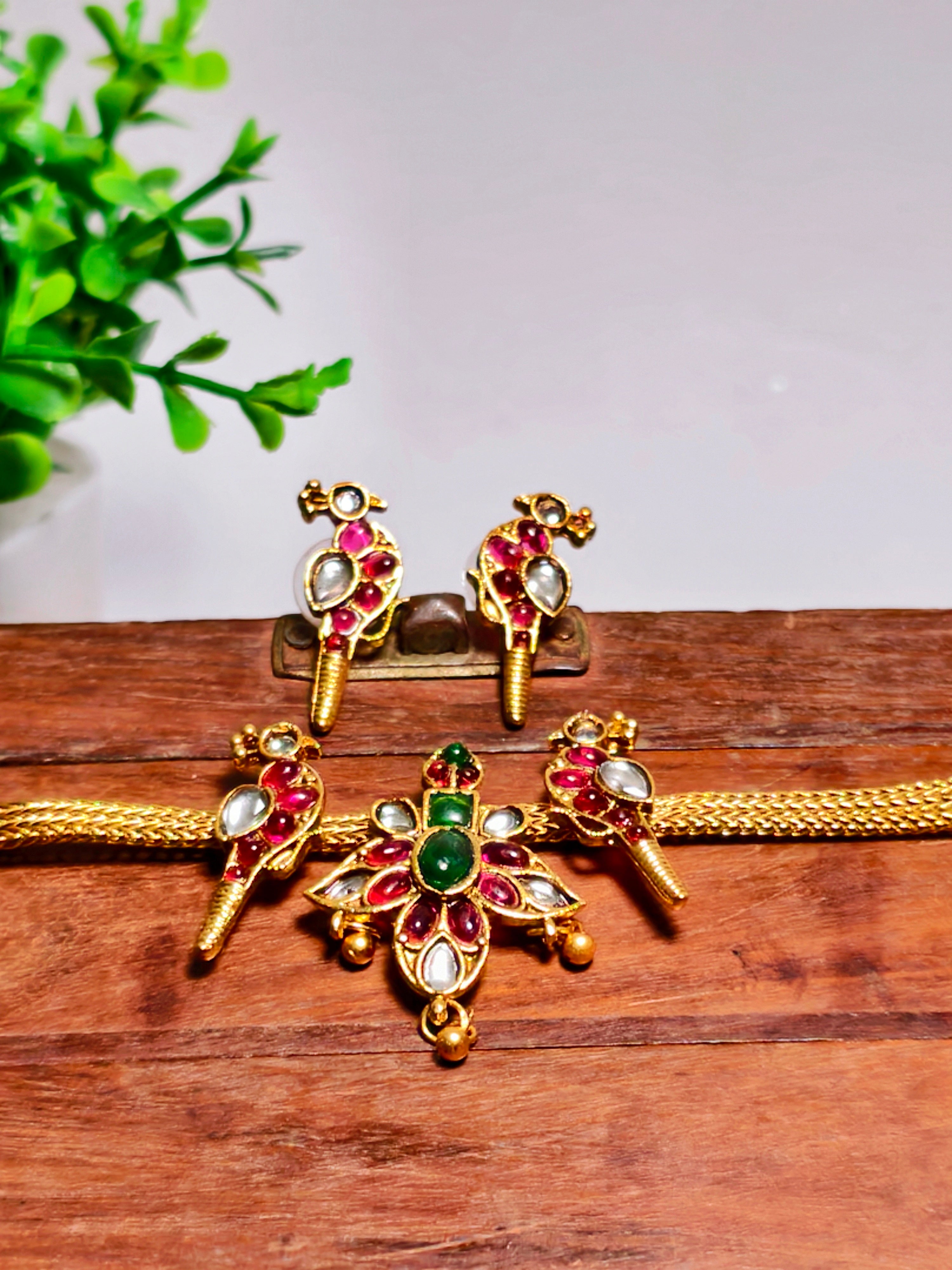 Parrot pendant multicolour choker| GJNS027