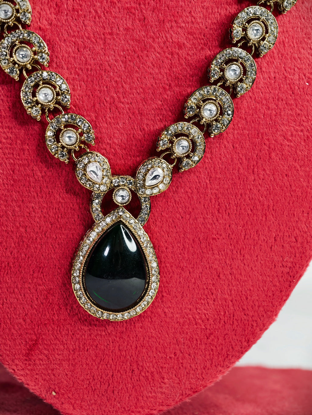 Emerald Green Pendant Kundan Necklace Set | GJNS082