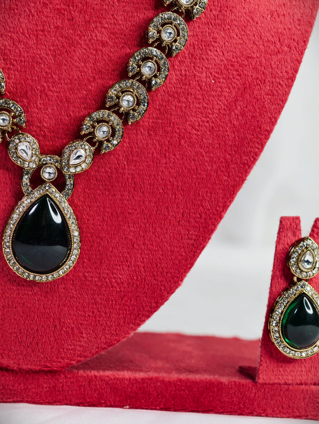 Emerald Green Pendant Kundan Necklace Set | GJNS082