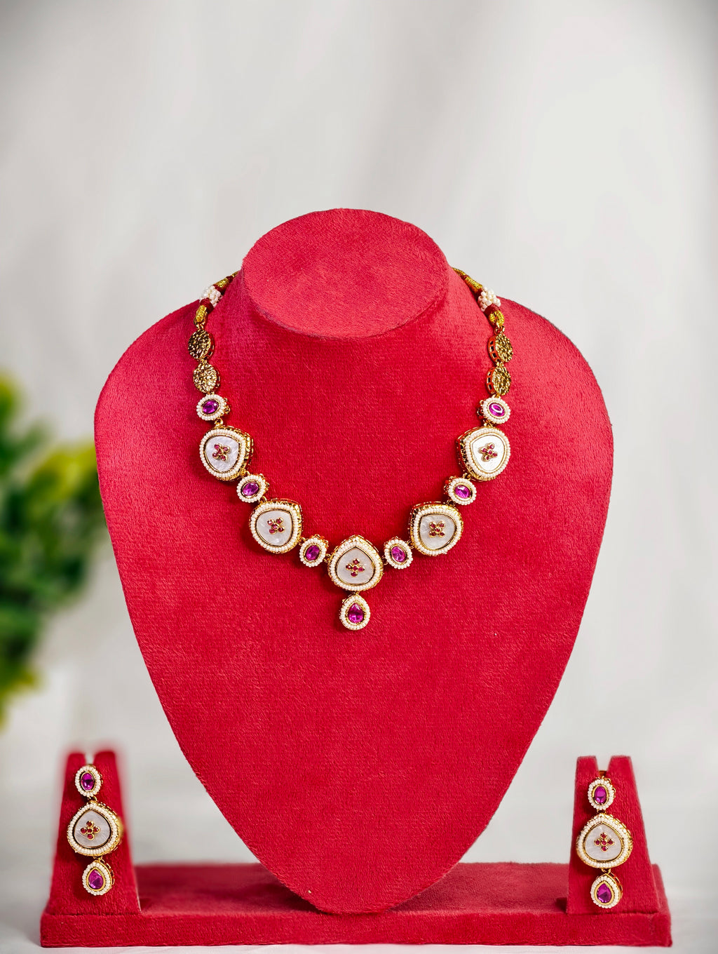 Mother of Pearls necklace with Kemp stones