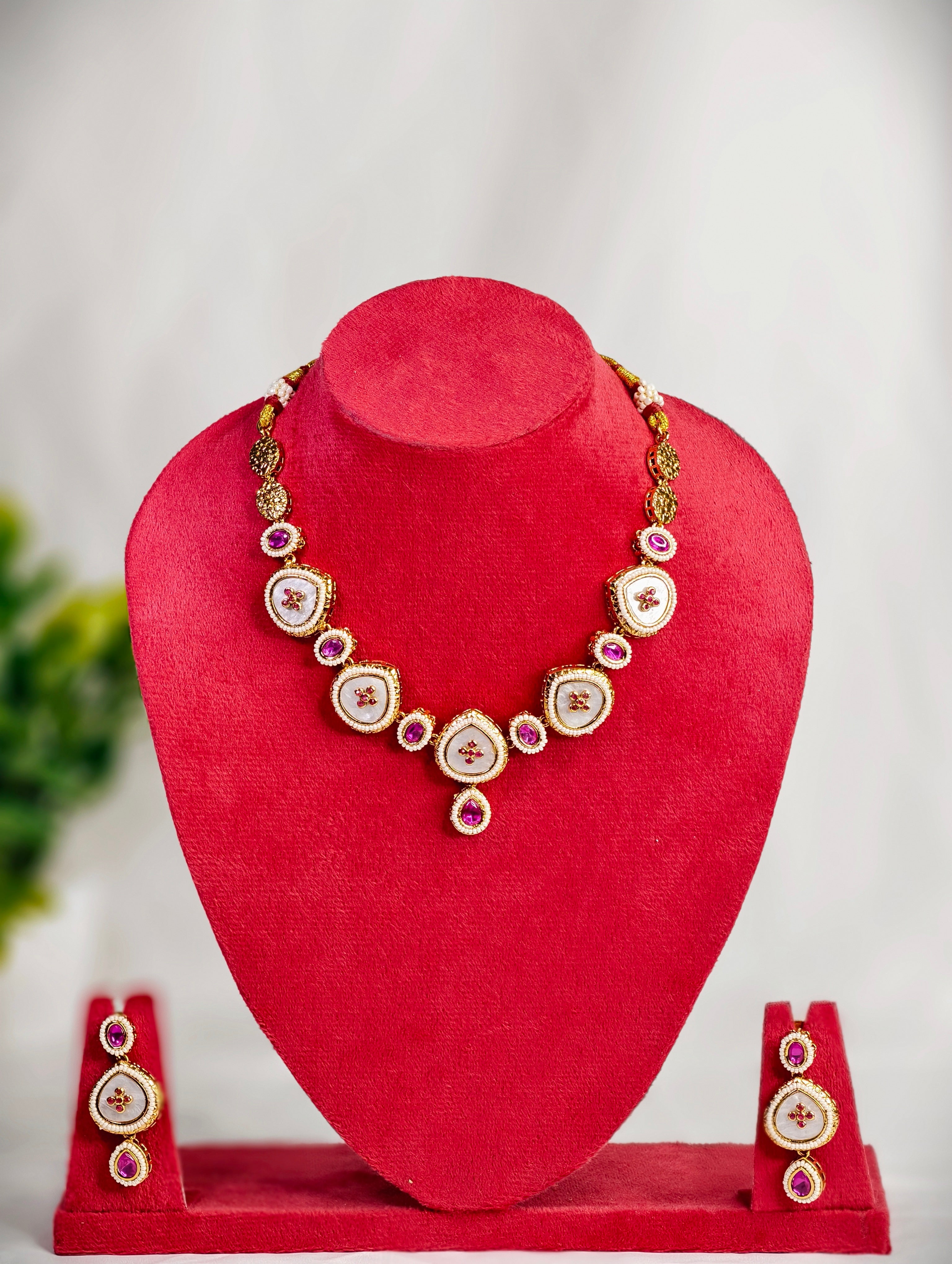 Mother of Pearls necklace with Kemp stones