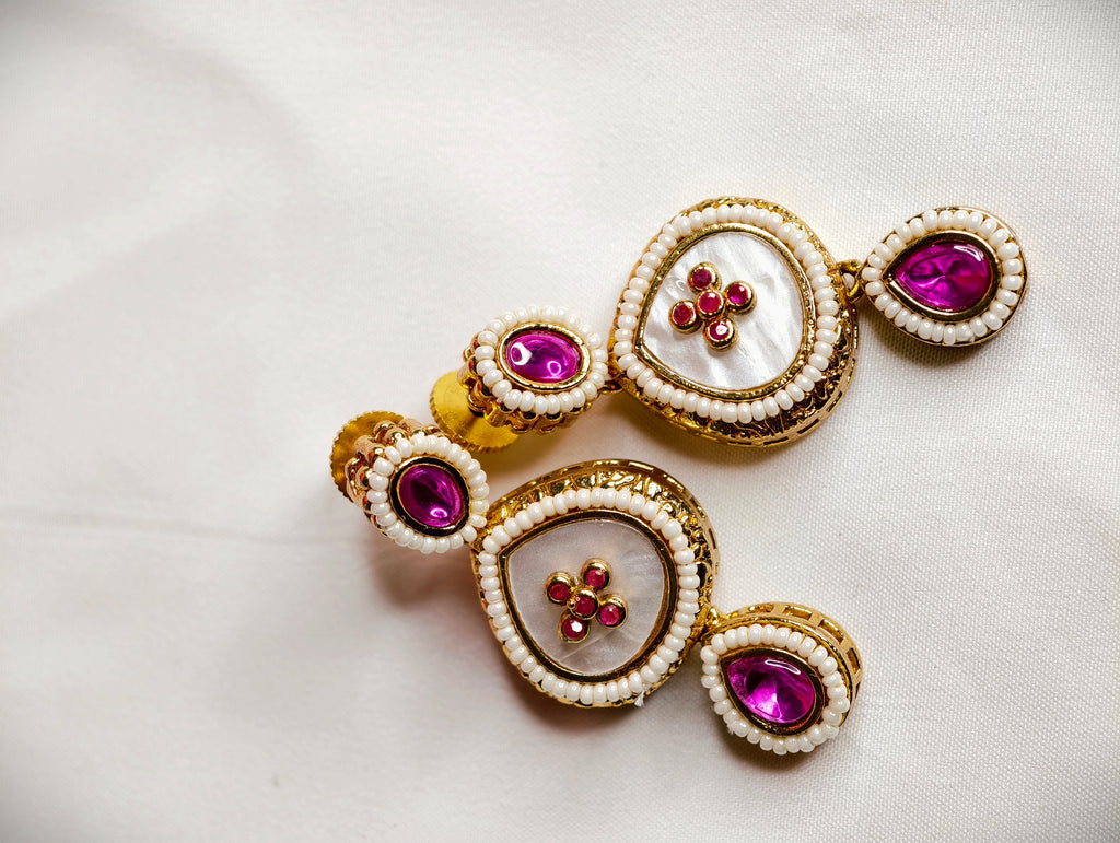 Mother of Pearls necklace with Kemp stones