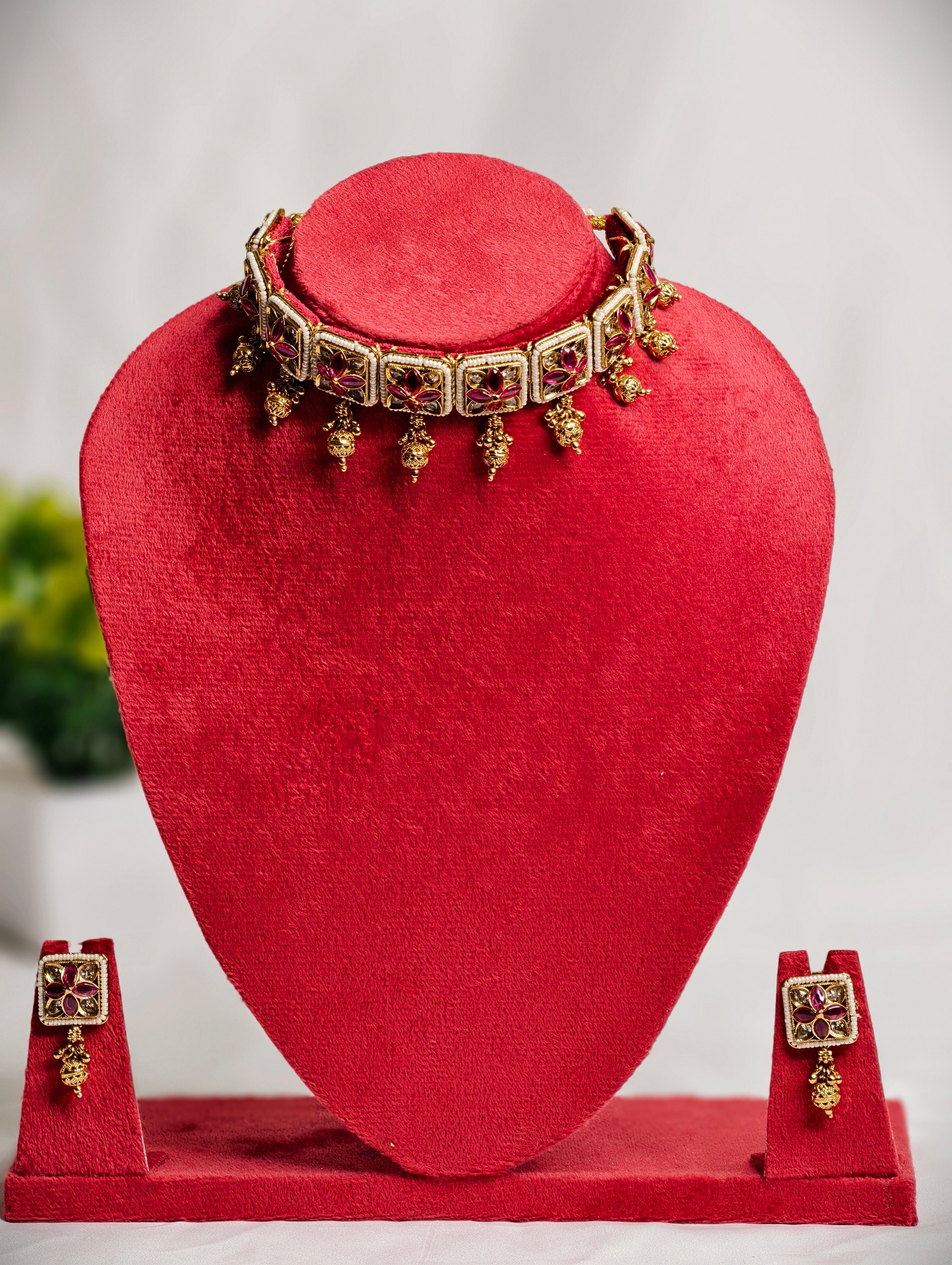 Guloband choker set with Kundan Stone