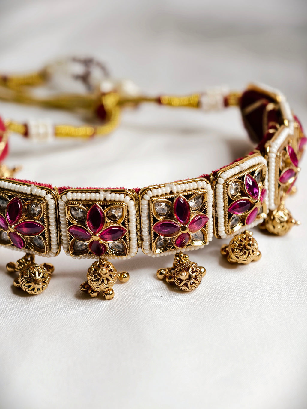 Guloband choker set with Kundan Stone